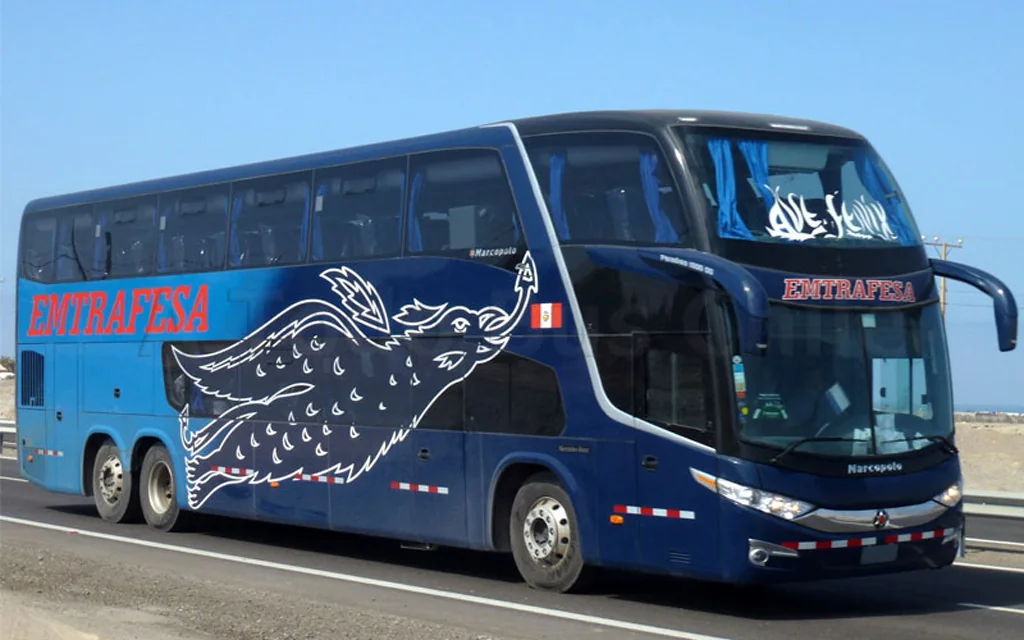 An Emtrafesa bus on the Panamericana, with the fish drawing on the side