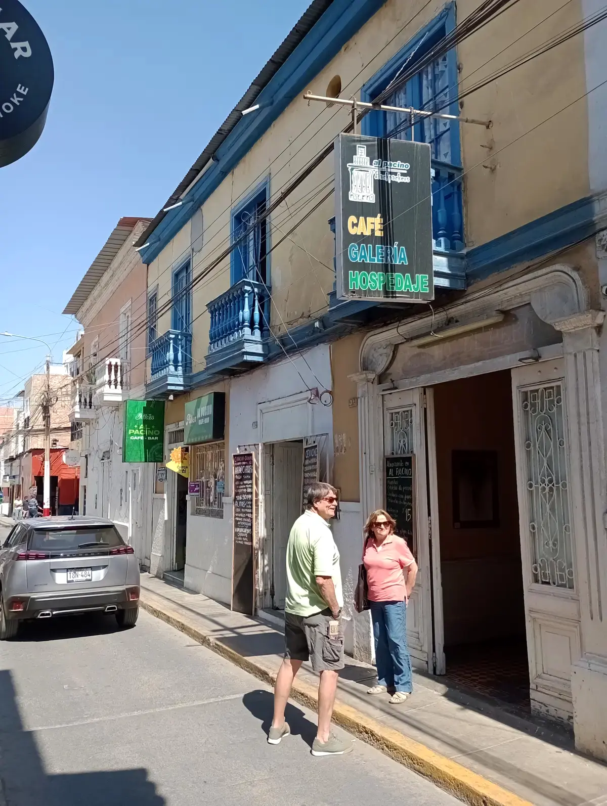 Entrada del hostal en Jr. Junín, con el letrero de café, galería y hospedaje
