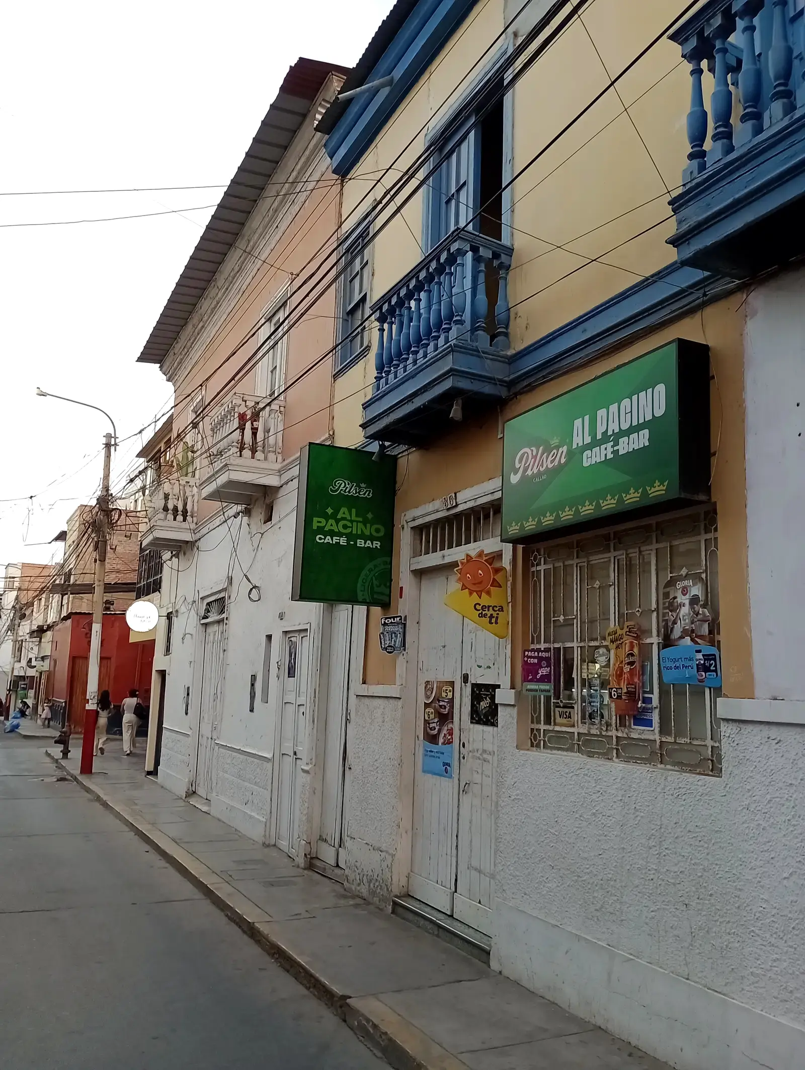 La casona del hostal en el centro de Pacasmayo, a una cuadra de la playa