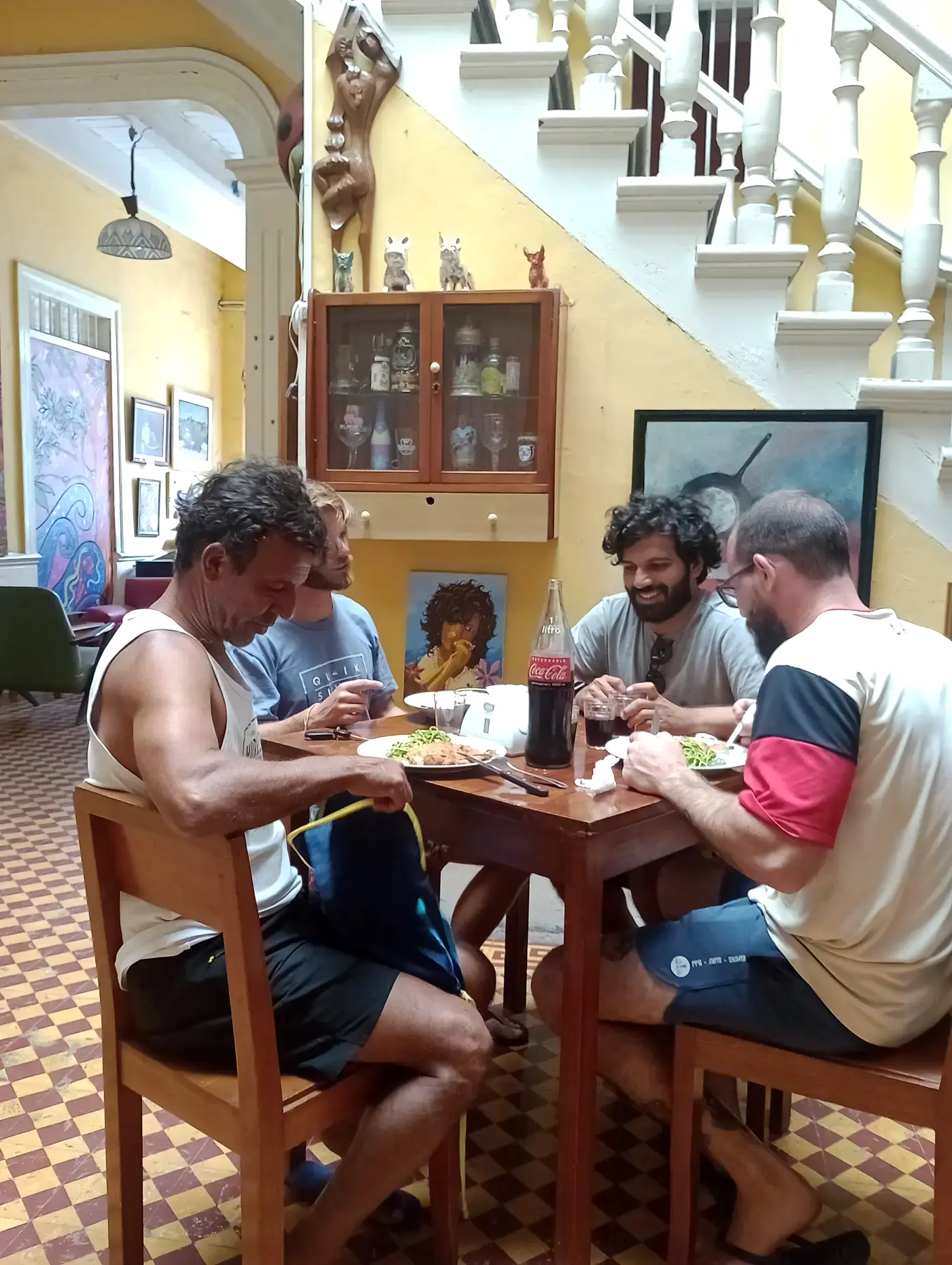 Huéspedes almorzando en el comedor de la casona