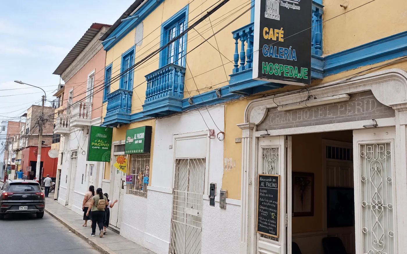 The block of Jir&oacute;n Jun&iacute;n with the hostel façade and the caf&eacute;, gallery and hostel sign