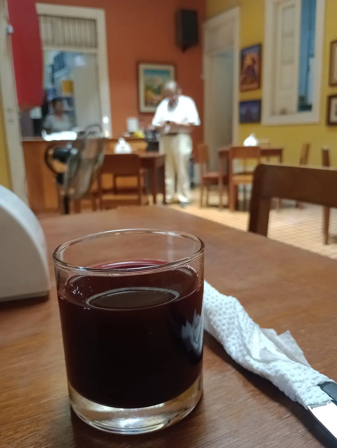 Entrada del menú del día servida en el café