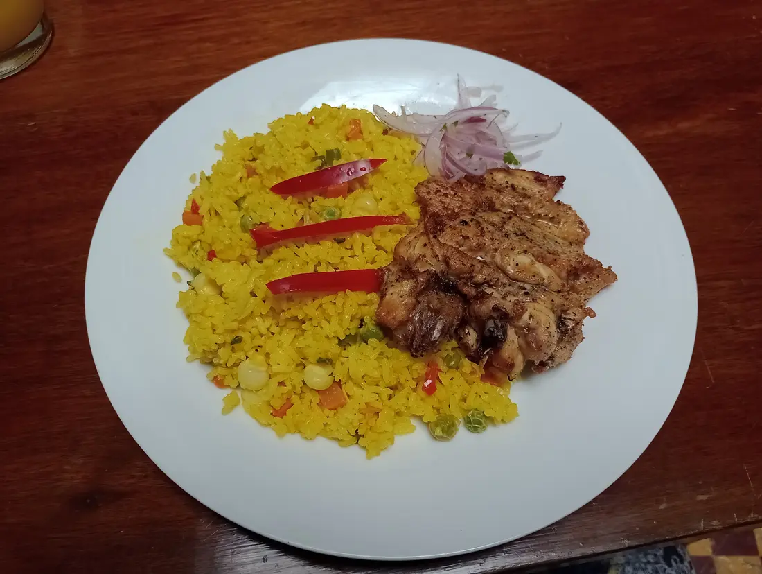 Arroz con pollo servido en el Al Pacino Café-Bar