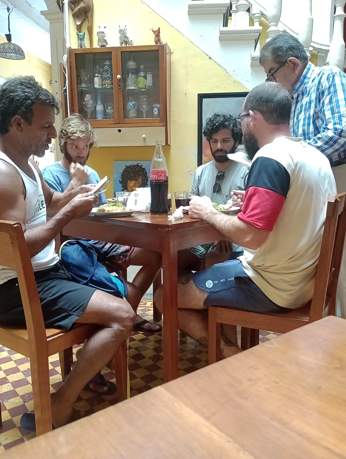 Mesa servida en el comedor del Al Pacino Café-Bar