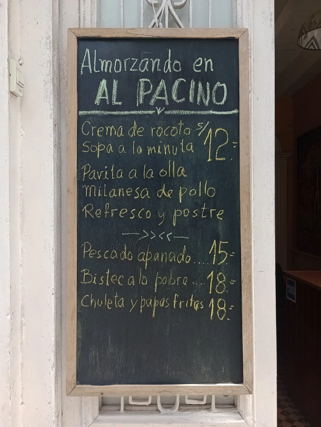 Pizarra con el menú del día en la entrada del café