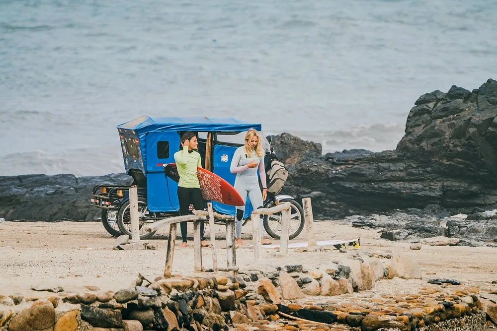 Mototaxi con tablas de surf en la playa de Pu&eacute;mape