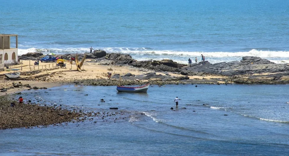 La ola de Pu&eacute;mape rompiendo sobre el fondo de piedra