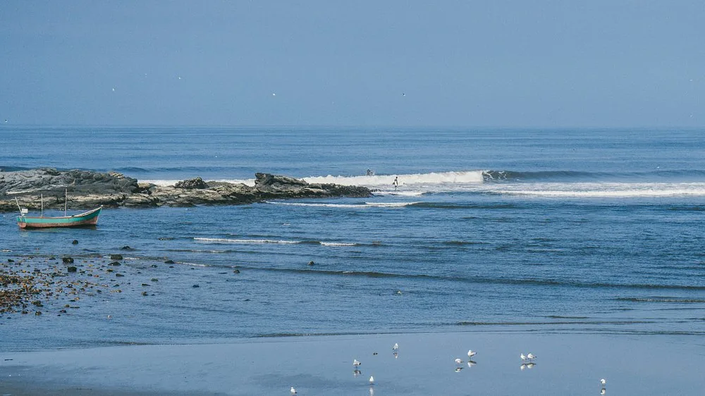 La caleta de Pu&eacute;mape con el pueblo y las barcas