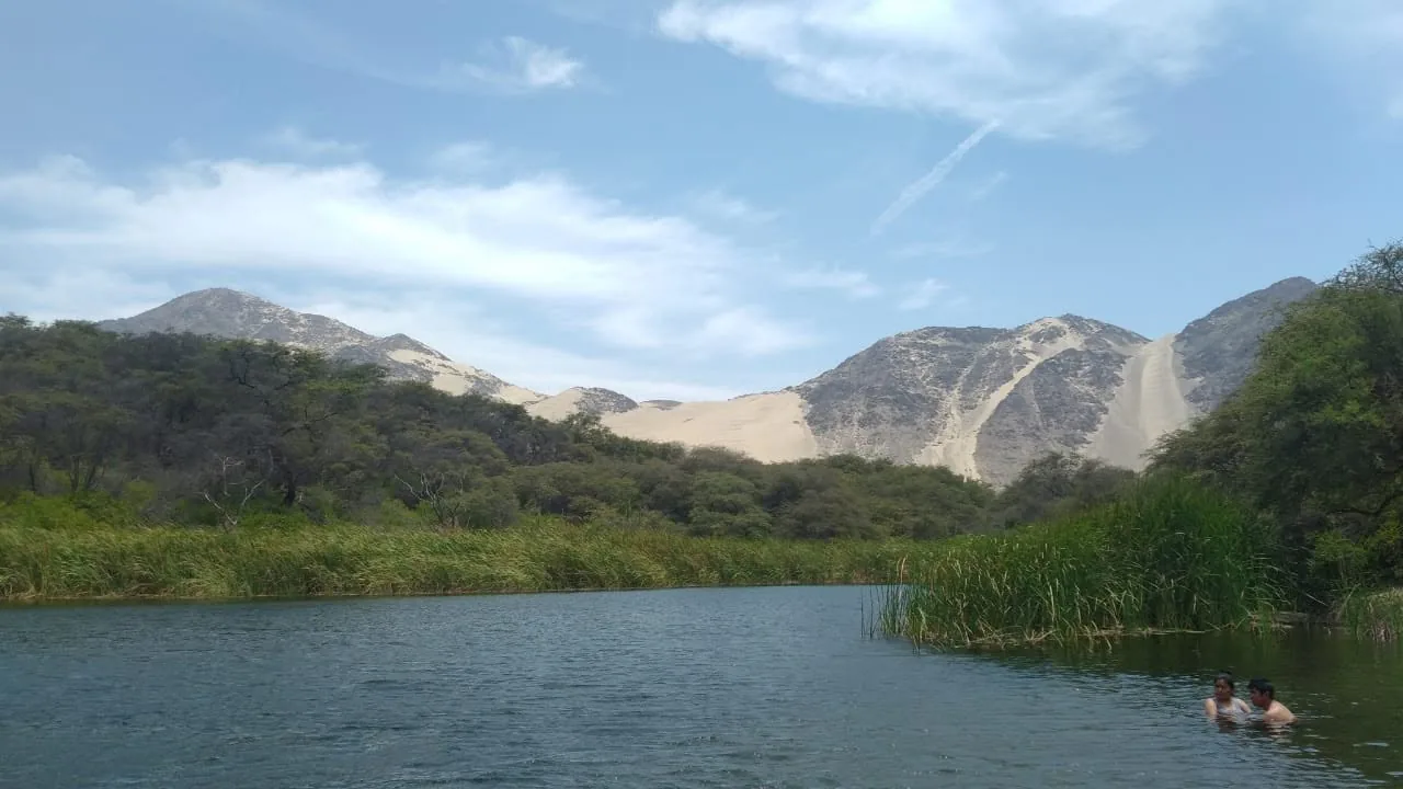 La laguna con las dunas del desierto al fondo, en El Ca&ntilde;oncillo