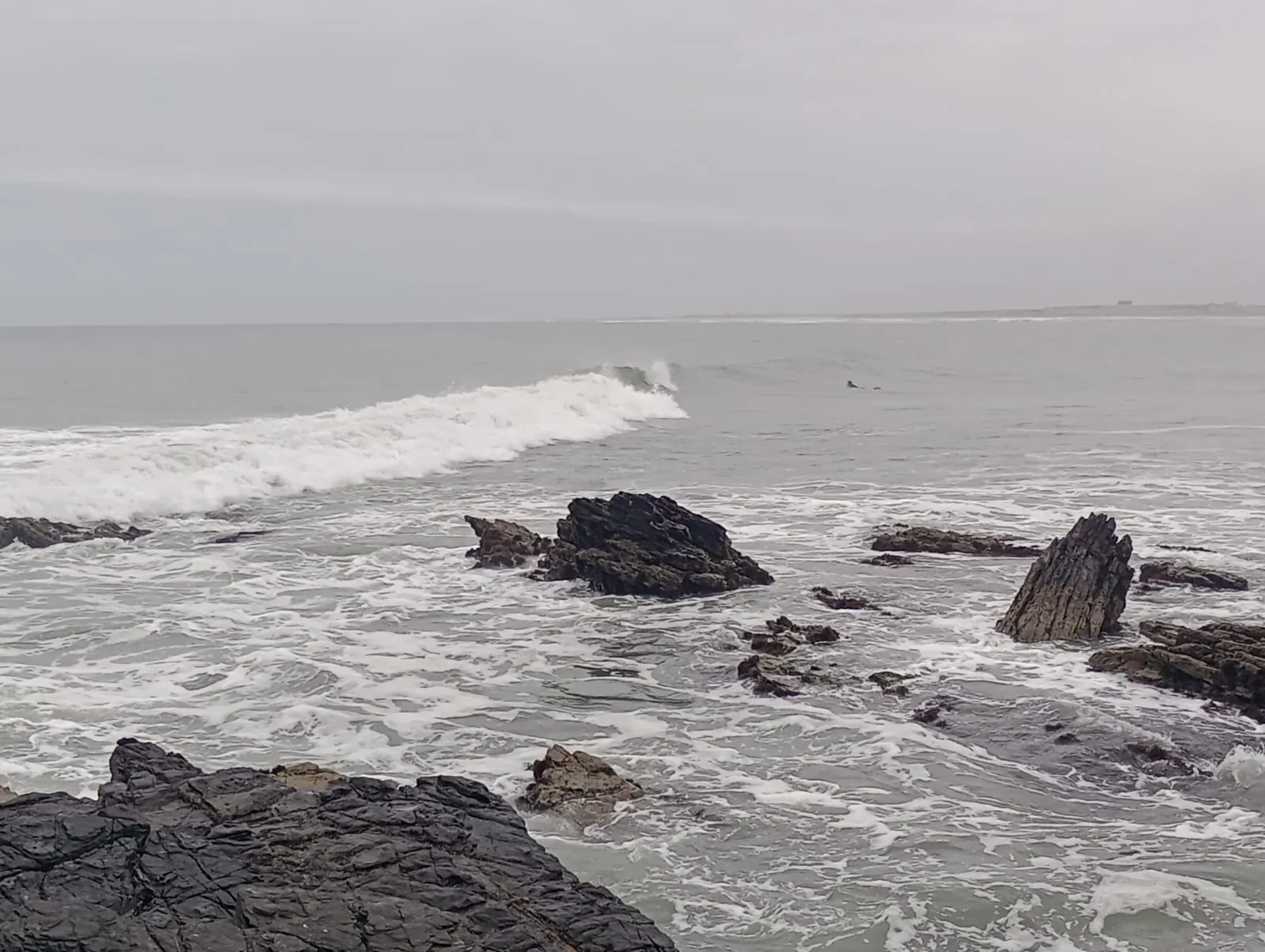 Olas rompiendo sobre las rocas de Pu&eacute;mape