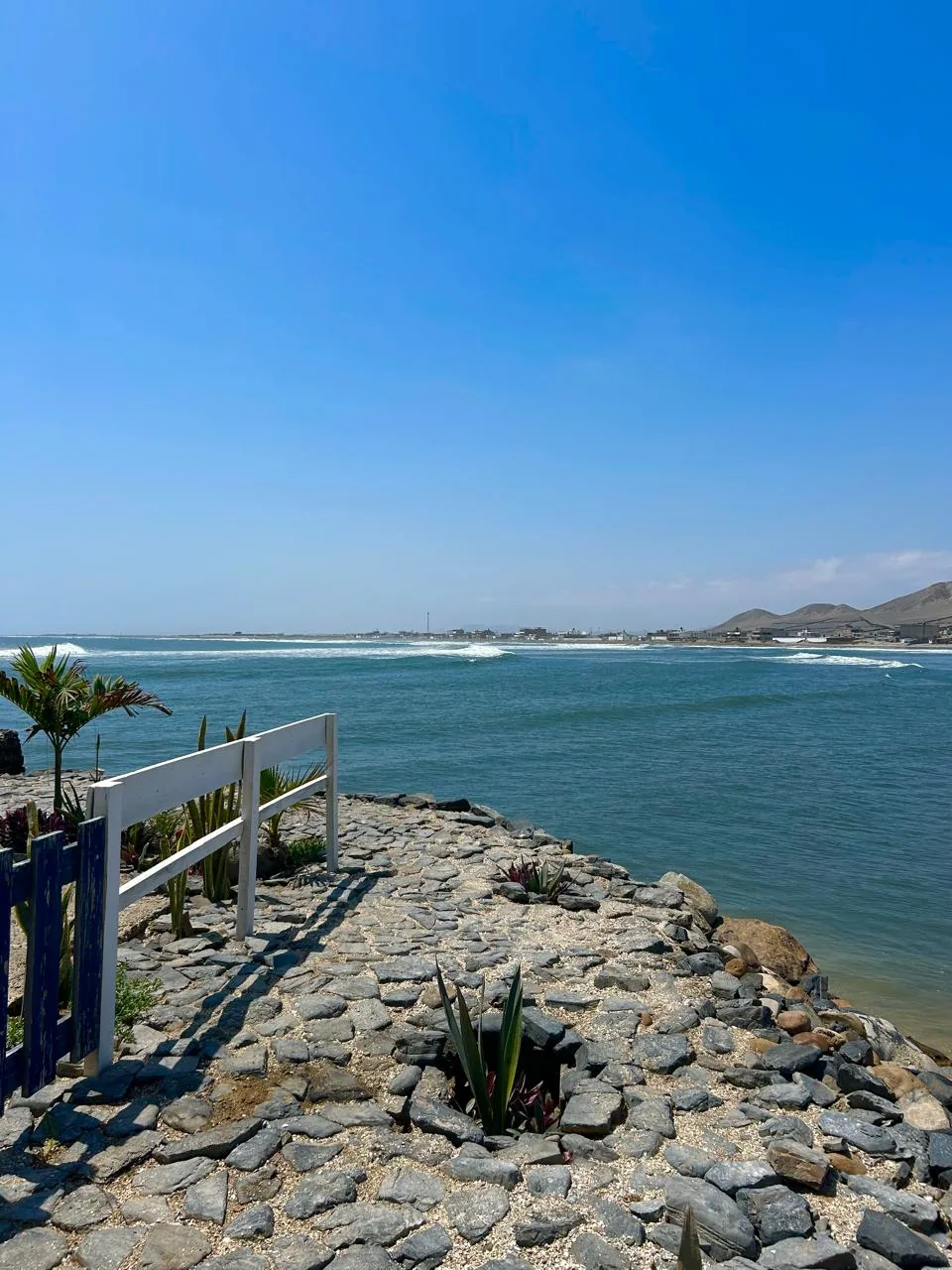 La playa de Puémape en un día de sol, con el mar abierto al fondo