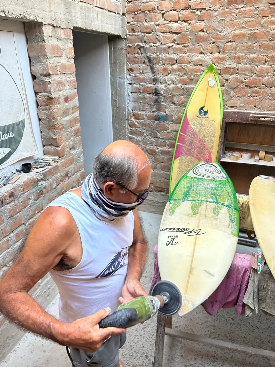 Gustavo Vargas sanding a board in the workshop on Jirón Junín 84