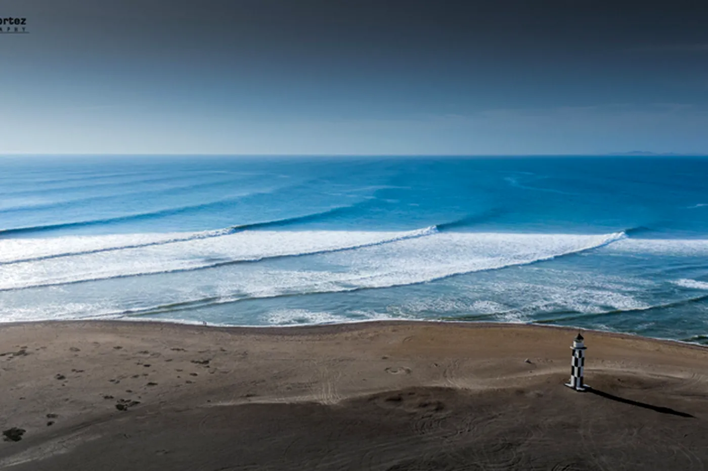Ordered swell lines entering the point of Pacasmayo, seen from the beach