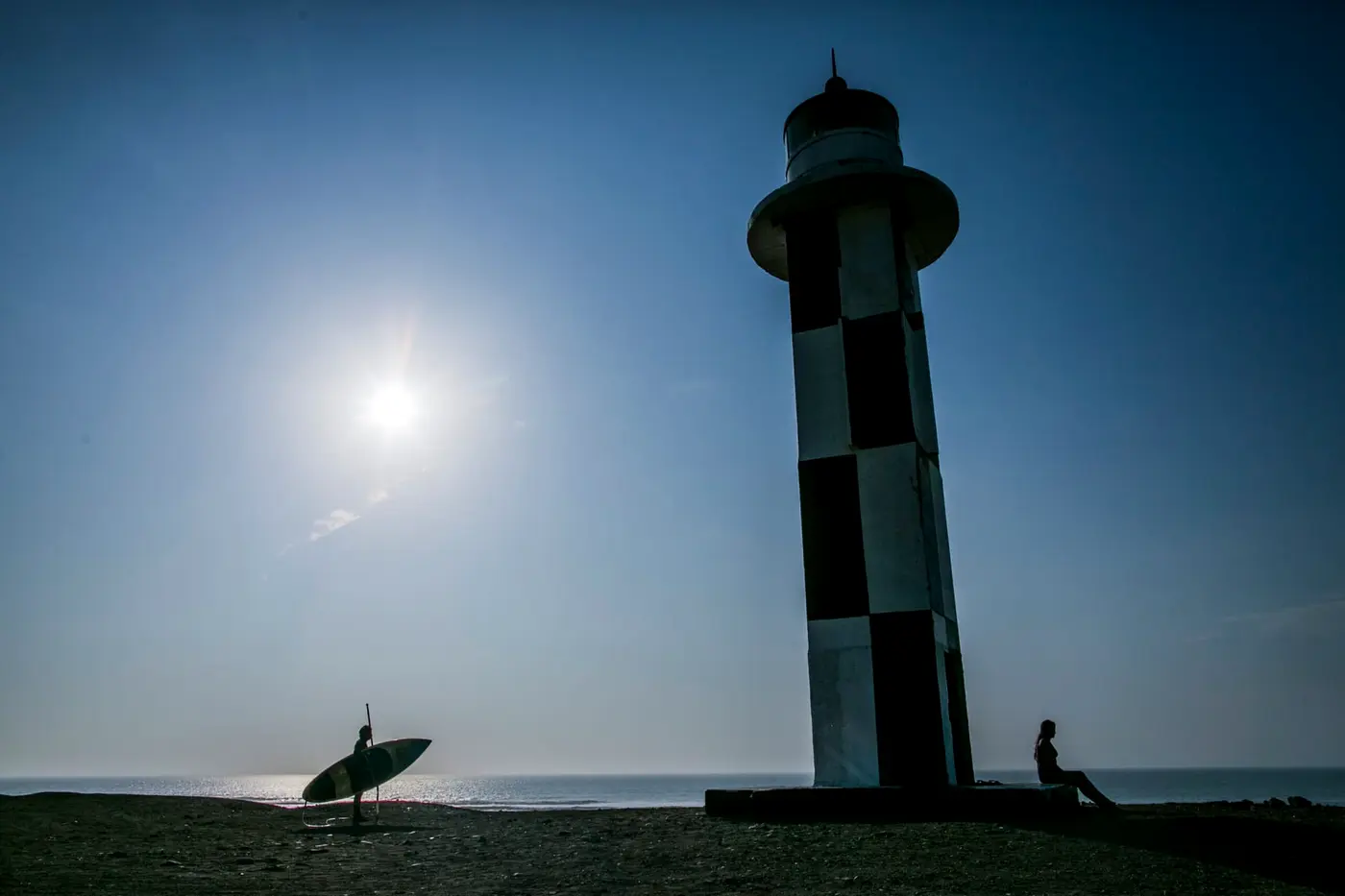 Surfista bajo el faro a cuadros de Pacasmayo