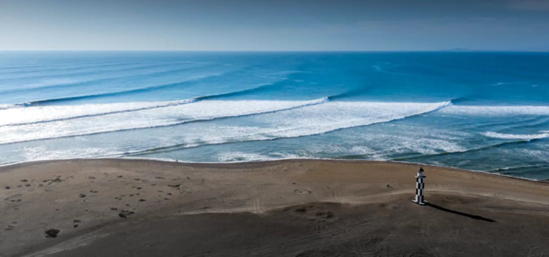 La línea de El Faro rompiendo a lo largo de la playa de Pacasmayo