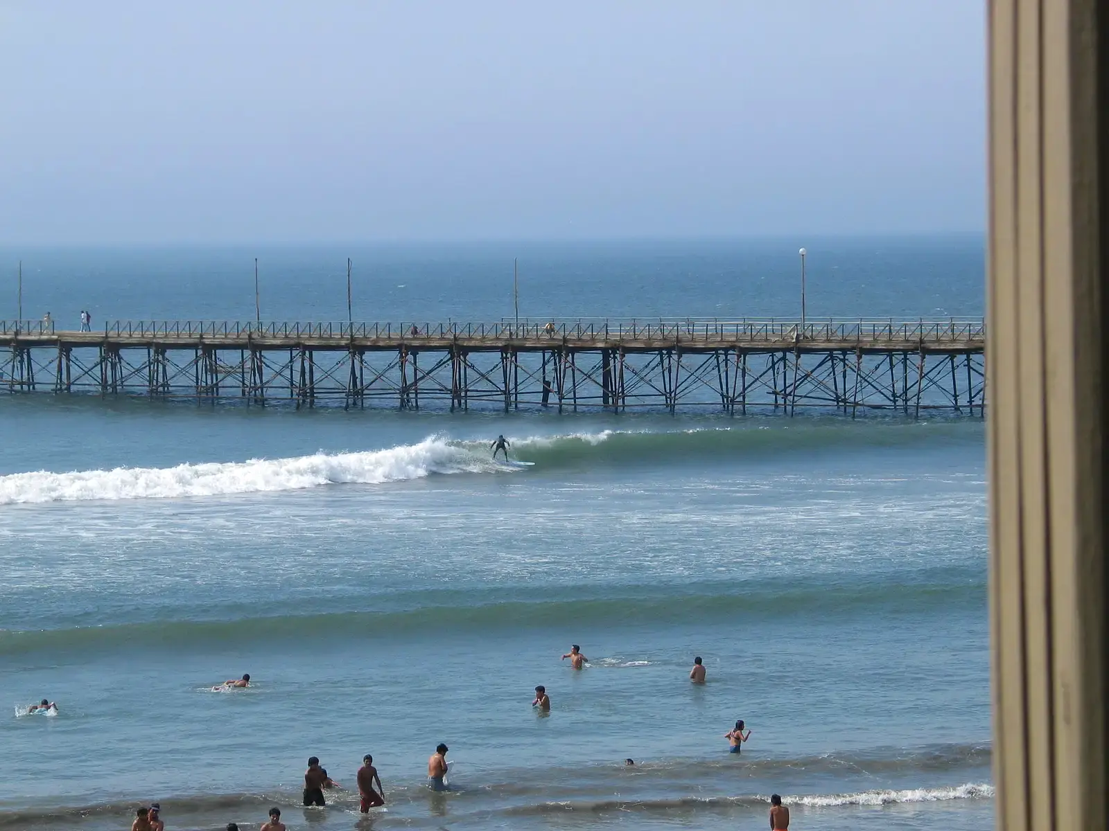 Surfistas y el muelle de Pacasmayo, a pocas cuadras del hostal
