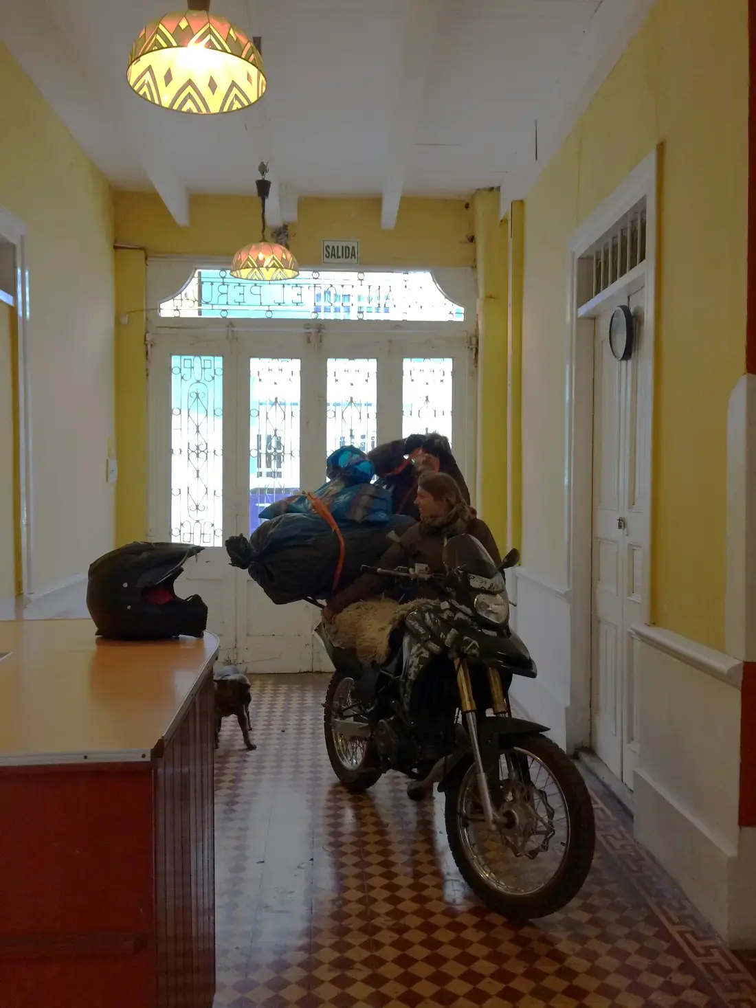 Zaguán de la casona, por donde se entra con el equipo